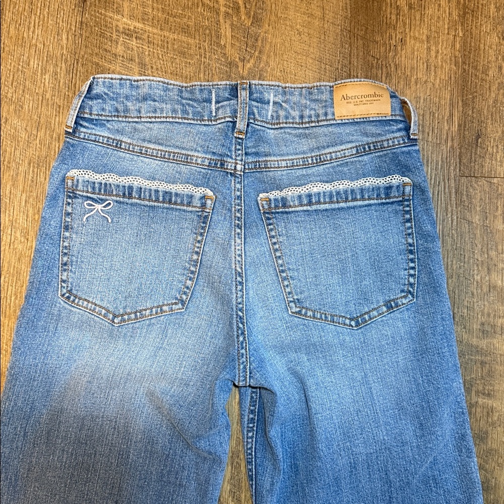 Abercrombie Kids Girls High Rise Wide Leg Blue Jeans With Ruffled & Bow 13/14 L - Picture 2 of 8